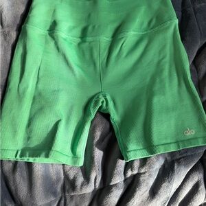 ALO Yoga 5" Seamless Ribbed Favorite Short Bike Shorts color:lettuce size medium